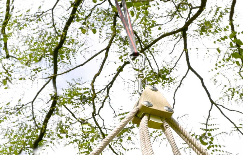 Hängesessel im Garten am Baum