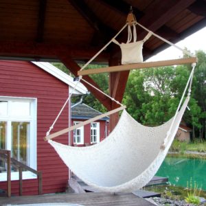 Einen Hängesessel draußen aufhängen